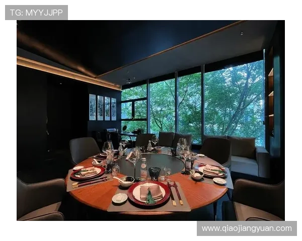 澳门皇冠餐厅环境优雅舒适，是商务宴请和家庭聚会的理想场所